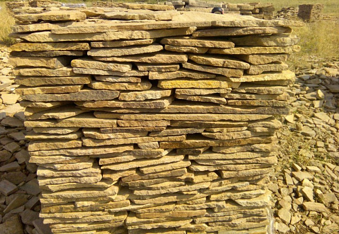 Kamenclub.ru: Песчаник пластушка желтый с разводом под дерево (2 см)  купить в Мариуполе плитняк желтый с разводами, желтый, рыжий, серый песчаник пластушка рваная ландшафтная 11 000 руб/м3   фото КАМЕНЬ КЛУБ