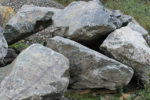 Kamenclub.ru: Змеевик скальник фр. 500-1500 мм.  купить в Мариуполе змеевик зеленый серый черный глыба скальная колотая 7500 руб/т   фото КАМЕНЬ КЛУБ