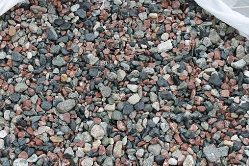 Kamenclub.ru: Мраморная крошка (щебень галтованный микс:: серый-зеленый-розовый) фр.10-20 мм.  купить в Мариуполе мрамор серый, зеленый, розовый щебень окатанный округлый декоративный ландшафтный 15500 руб/т   фото КАМЕНЬ КЛУБ