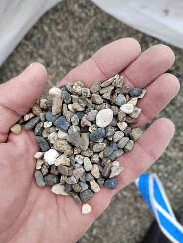 Kamenclub.ru: Галька речная окат (серая) фр.5-10 мм купить  в Мариуполе галька речная серая, серый, темно-серый, светло-серый, коричневый речная окатанная галька декоративная ландшатфная 5000 руб/т   фото КАМЕНЬ КЛУБ