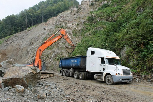 Kamenclub.ru: Гранит скальник (серо-зеленый) фр. 500-1500 мм.  купить в Мариуполе гранит мрамор  серый зеленый темно-серый глыба скальная колотая ландшафтная 7 500 руб/т   фото КАМЕНЬ КЛУБ