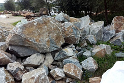 Kamenclub.ru: Гранит скальник (серо-зеленый) фр. 500-1500 мм.  купить в Мариуполе гранит мрамор  серый зеленый темно-серый глыба скальная колотая ландшафтная 7 500 руб/т   фото КАМЕНЬ КЛУБ