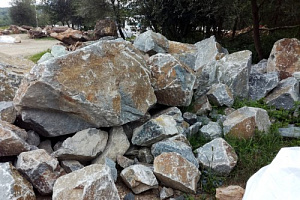 Kamenclub.ru: Гранит скальник (серо-зеленый) фр. 500-1500 мм.  купить в Мариуполе гранит мрамор  серый зеленый темно-серый глыба скальная колотая ландшафтная 7 500 руб/т   фото КАМЕНЬ КЛУБ