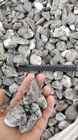 Kamenclub.ru: Щебень галтованный черный (мрамор) фр.40-70 мм.  купить в Мариуполе мрамор черный с белыми прожилками, черный, белый щебень галтованный округлый 13500 руб/т   фото КАМЕНЬ КЛУБ