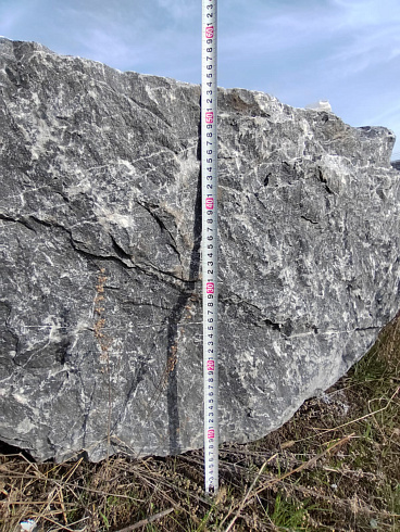 Kamenclub.ru: Черный мрамор скальник фр. 1000-1500 мм.  купить в Мариуполе мрамор черный белый серый крупный колотый валун ландшафтный 9000 руб/т   фото КАМЕНЬ КЛУБ