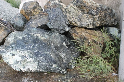 Kamenclub.ru: Змеевик скальник фр. 500-1500 мм.  купить в Мариуполе змеевик зеленый серый черный глыба скальная колотая 7500 руб/т   фото КАМЕНЬ КЛУБ