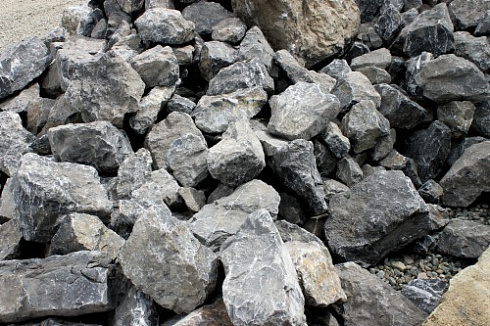 Kamenclub.ru: Черный мрамор скальник фр. 1000-1500 мм.  купить в Мариуполе мрамор черный белый серый крупный колотый валун ландшафтный 9000 руб/т   фото КАМЕНЬ КЛУБ