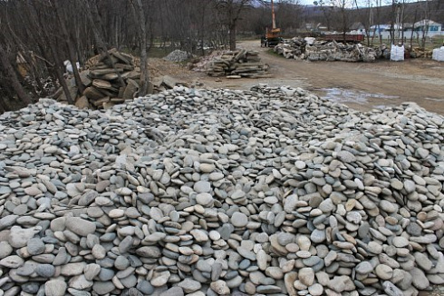 Kamenclub.ru: Галька речная плоская (ассорти) фр. 100-200-300 мм. купить  в Мариуполе галька плоская разноцветная серый белый темно-серый синий речная галька ландшафтная 8000 руб/т   фото КАМЕНЬ КЛУБ