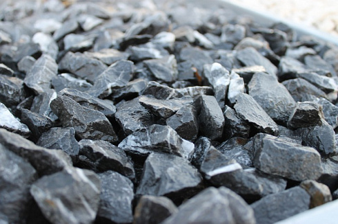 Kamenclub.ru: Щебень крошка черный (мрамор) фр. 40-70 мм.  купить в Мариуполе мрамор черный с белыми прожилками, черный, белый декоративный щебень 11000 руб/т   фото КАМЕНЬ КЛУБ