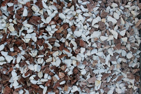 Kamenclub.ru: Мраморная крошка (щебень крошка микс: белый-розовый) фр. 10-20 мм.  купить в Мариуполе мрамор белый, розовый каменный декоративный ландшафтный щебень 12000 руб/т   фото КАМЕНЬ КЛУБ