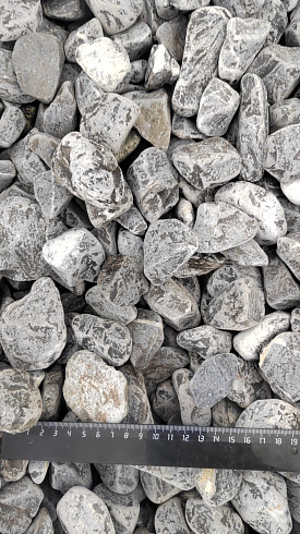 Kamenclub.ru: Щебень галтованный черный (мрамор) фр.40-70 мм.  купить в Мариуполе мрамор черный с белыми прожилками, черный, белый щебень галтованный округлый 13500 руб/т   фото КАМЕНЬ КЛУБ